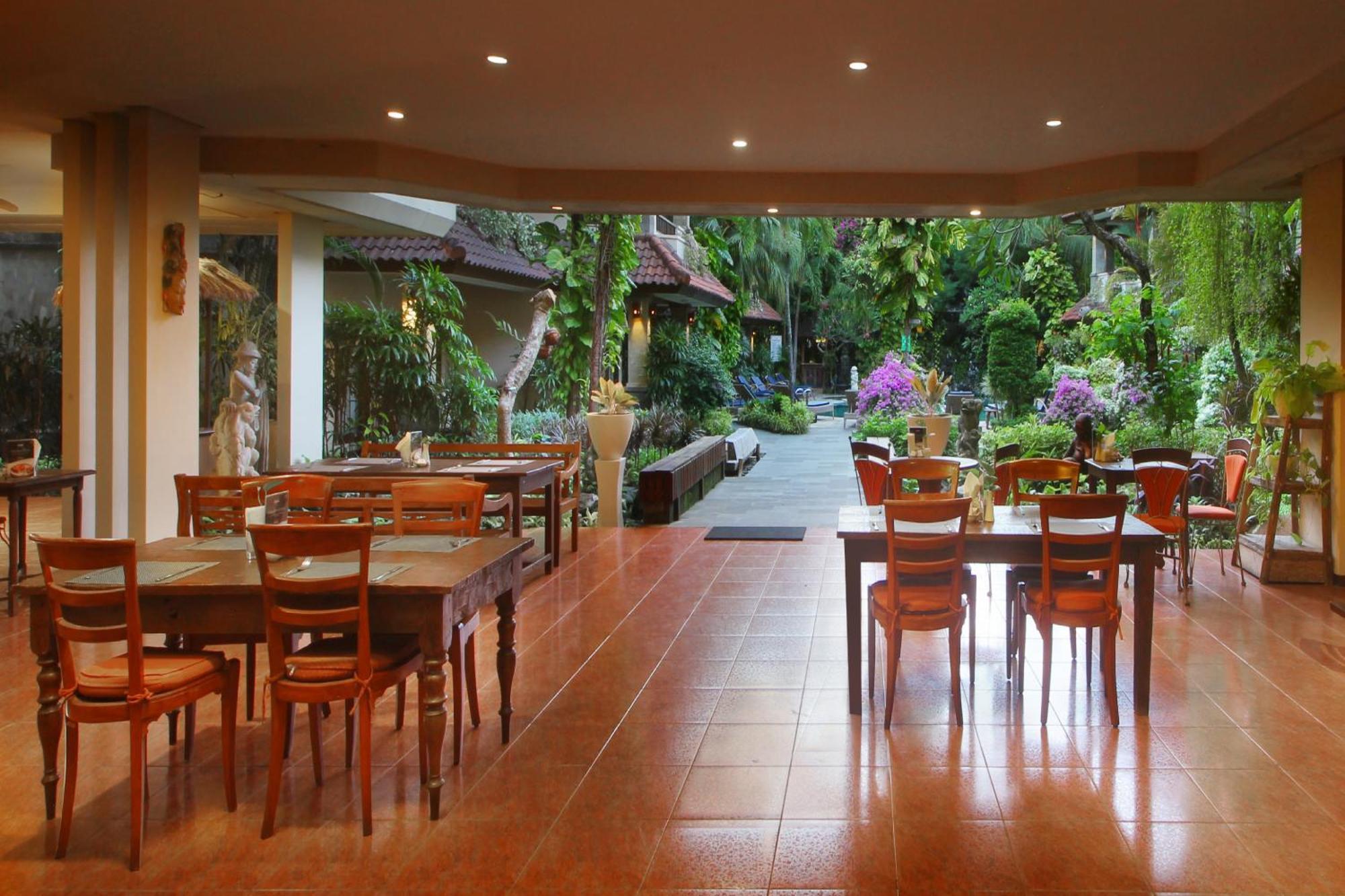 Hotel Parigata And 4*